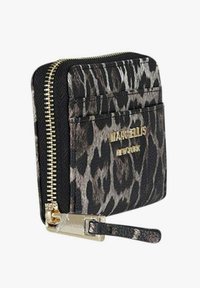 Portafoglio con stampa leopardata nero e grigia con chiusura a zip, logo dorato e cinturino da polso, tre scomparti per carte e texture liscia.