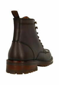 Bruine leren enkelboot met ronde neus, vetersluiting, textuur op het oppervlak en een contrasterende houten zool met een robuust loopvlak.