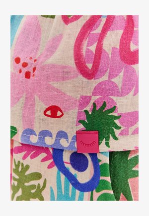 Farebná tkanina s vzormi zobrazuje ružové, zelené a modré kvetinové a abstraktné motívy, s ružovou vyšitou štítkou. Textúra vyzerá ľahká a podobná ľanu.