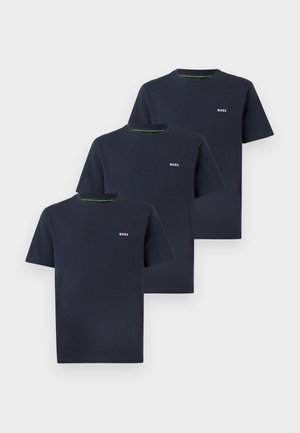 Trois T-shirts unis bleu marine foncé à col rond, manches courtes, chacun arborant un petit logo blanc "BOSS" sur le côté gauche de la poitrine.