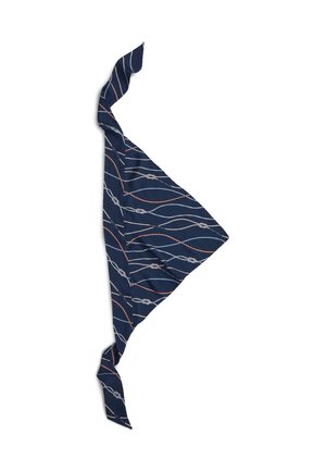 Marineblåt tørklæde med snoede ender, med et mønster af sammenflettede hvide og orange reb på en hvid baggrund.