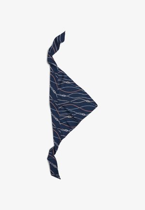 Granatowy szal z skręconymi końcami, zdobiony wzorem splecionych białych i pomarańczowych lin na białym tle.