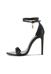 Zwarte hoge hakken sandaal met een slanke leren afwerking, open teen, enkelbandje met een gouden gesp en een decoratieve hanger.