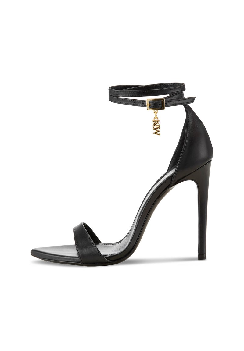 Zwarte hoge hakken sandaal met een slanke leren afwerking, open teen, enkelbandje met een gouden gesp en een decoratieve hanger.