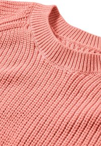 Pullover lavorato a maglia in rosa chiaro, con collo rotondo a costine e tessuto texture. Il design è semplice con un leggero motivo a punto.