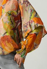 Next REGULAR FIT - Pusero - orange fruit abstract print