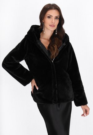 Schwarze Kunstpelzjacke mit Kapuze, Reißverschluss und langen Ärmeln. Glatte Textur und lässige Passform, kombiniert mit einem schwarzen Satinate skirt.