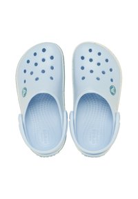 Hellblaue Clogs aus synthetischem Material, mit Belüftungslöchern, einer strukturierten Fußsohle und einem Riemen hinten für einen sicheren Sitz.