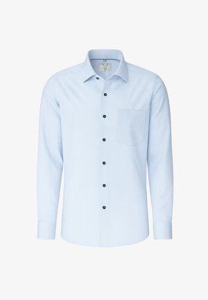 Hellblaues Hemd mit langen Ärmeln aus strukturiertem Stoff, mit durchgehender Knopfleiste, kontrastierenden dunklen Knöpfen und einer linken Brusttasche.