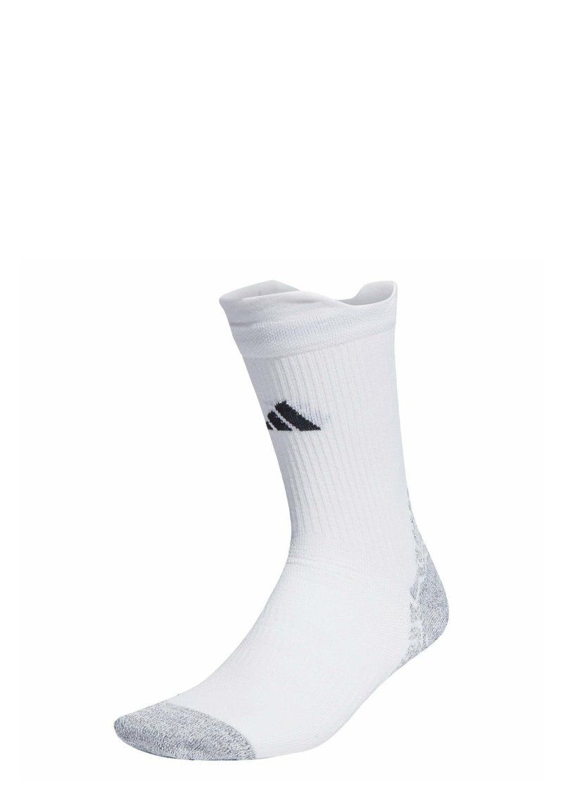 Calcetín deportivo blanco con textura acanalada, acentos en el talón y la puntera en gris, con un logo de marca negro cerca de la parte superior. Longitud media, con puño elástico.