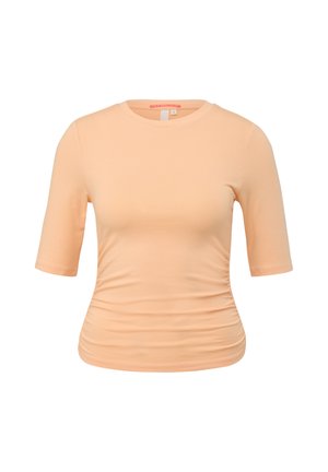 Brzoskwiniowy t-shirt z krótkim rękawem, okrągłym dekoltem, z efektem marszczenia po bokach oraz miękką, gładką fakturą. Brak widocznych logo i wzorów.