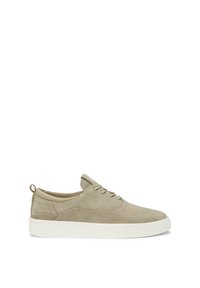 Baskets basses en daim beige avec semelle en caoutchouc blanche, fermeture à lacets et languette au talon.
