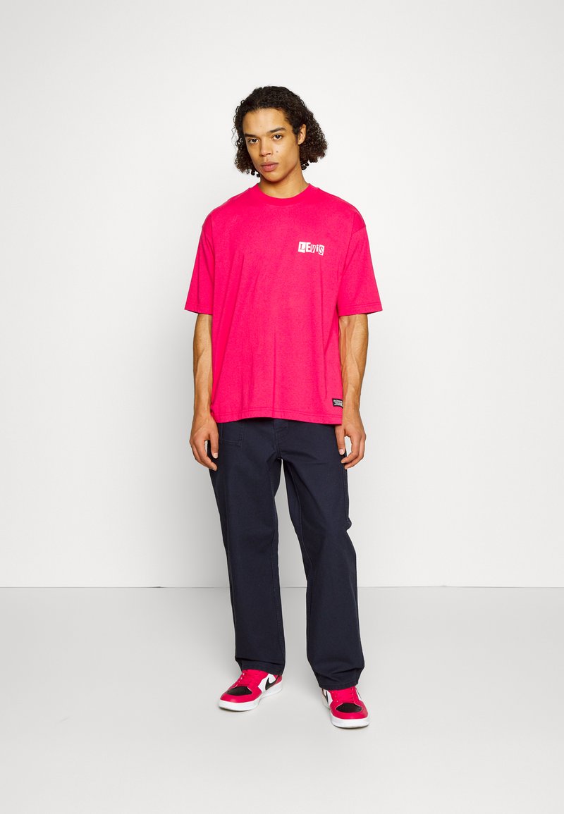 Levi's® Skateboarding SKATE GRAPHIC BOX TEE - T-Shirt print - raspberry ...