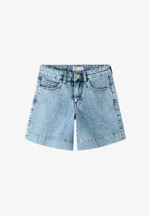 Short en denim bleu clair avec bouton à l'avant, passants de ceinture et deux poches avant sur fond blanc.