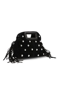 Bolso de ante negro con tachuelas plateadas, asa rectangular con corte y detalles de flecos a ambos lados.