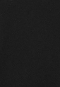 Černá texturovaná tkanina s jednotným vzhledem, která má měkký pletený povrch a žádné viditelné vzory nebo akcenty.