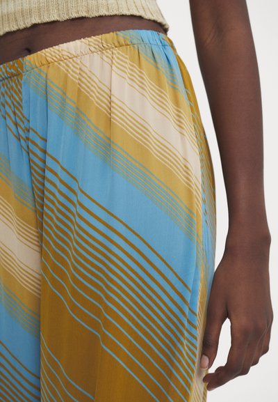Gestreepte wijde broek in blauw, goud en crème. Lichtgewicht stof met verticale en horizontale lijnen, elastische tailleband, geplooid ontwerp.