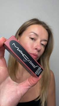 Rouge à lèvres MAC Maximal mat dans un tube rose-bordeaux avec des accents noirs ; texture lisse, avec le logo de la marque et les détails du produit sur l'emballage.