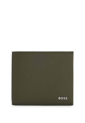 Cartera de piel verde oliva con cierre tipo bifold, acabado texturizado y pequeño logotipo plateado "BOSS" en la esquina inferior derecha.