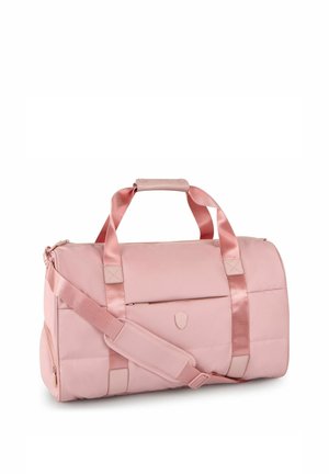 Bolsa de viaje cilíndrica de color rosa claro con asas de satén, correa de hombro ajustable, bolsillo frontal con cremallera y pequeño emblema de logo.