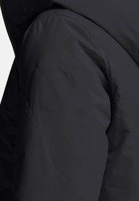 Zwarte gewatteerde jas met een soepele, matte afwerking, voorzien van een oversized capuchon en een minimalistisch ontwerp zonder zichtbare hardware of versieringen.