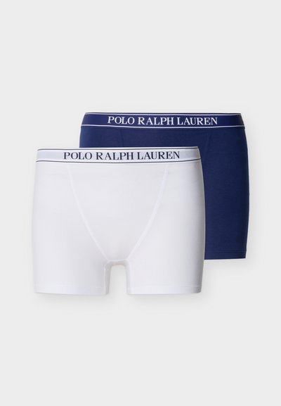 Δύο ζευγάρια ανδρικά εσώρουχα Polo Ralph Lauren, ένα λευκό και ένα σκούρο μπλε, καθένα με ελαστική ζώνη μέσης με λογότυπο.