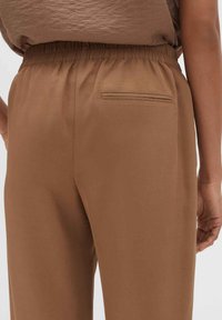 someday. MID RISE COMFORT WAISTBAND - Pantaloni - brown sugar