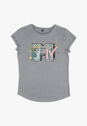 Grijs T-shirt met korte mouwen en een kleurrijk MTV-logo met luidsprekers, muzieksymbolen, sterren en bliksemschichtontwerpen.