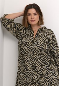 Kaffe Curve KCMILLE - Abito a camicia - chinchilla black animal print