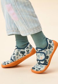 Kinderschlüpfschuhe mit Obermaterial aus blauem und grauem Tiermuster, orangefarbener Gummisohle und verstellbarem Klettverschluss für einen sicheren Sitz.
