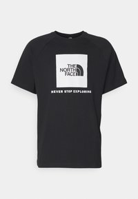 Černé tričko s krátkým rukávem a bílým čtvercovým logem s nápisem "The North Face" a sloganem "Nikdy nepřestávej objevovat" pod ním.