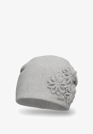 Bonnet tricoté gris avec une texture douce, présentant des embellissements de fleurs en trois dimensions et des perles décoratives sur un côté.