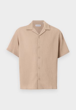 Μπεζ πουκάμισο με κοντά μανίκια και κουμπιά, με κάθετη υφή με ρίγες και γιακά τύπου κάμπ, από την Jack & Jones.