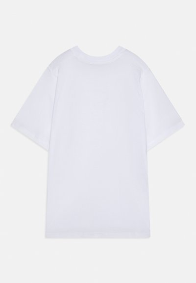 Maglietta bianca semplice a maniche corte con scollo rotondo, distesa e mostrata dal retro senza loghi o disegni visibili.