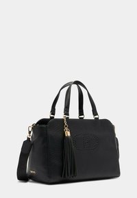 Borsa a tracolla in pelle nera con texture, manici doppi, tracolla removibile, nappa decorativa con catena dorata e logo impresso sul fronte.