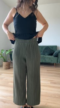 Hoge taille, olijfgroene geplisseerde broek met een elastische tailleband. Gestructureerde stof, wijde pijpen en een vloeiende pasvorm.