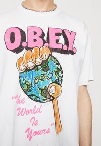 Obey Clothing THE WORLD IS YOURS UNISEX - Apdrukāts T-krekls - white