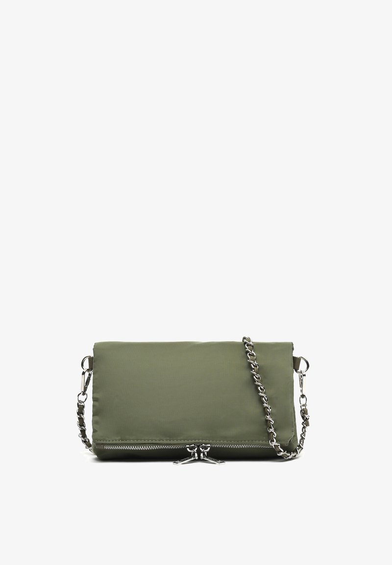 Pochette rectangulaire vert olive avec bandoulière chaîne argentée et détail zippé en bas sur fond blanc.