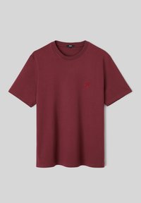 T-shirt en coton bordeaux avec un col rond, des manches courtes et un logo brodé rouge subtil sur le côté gauche de la poitrine. Texture lisse, coupe décontractée.