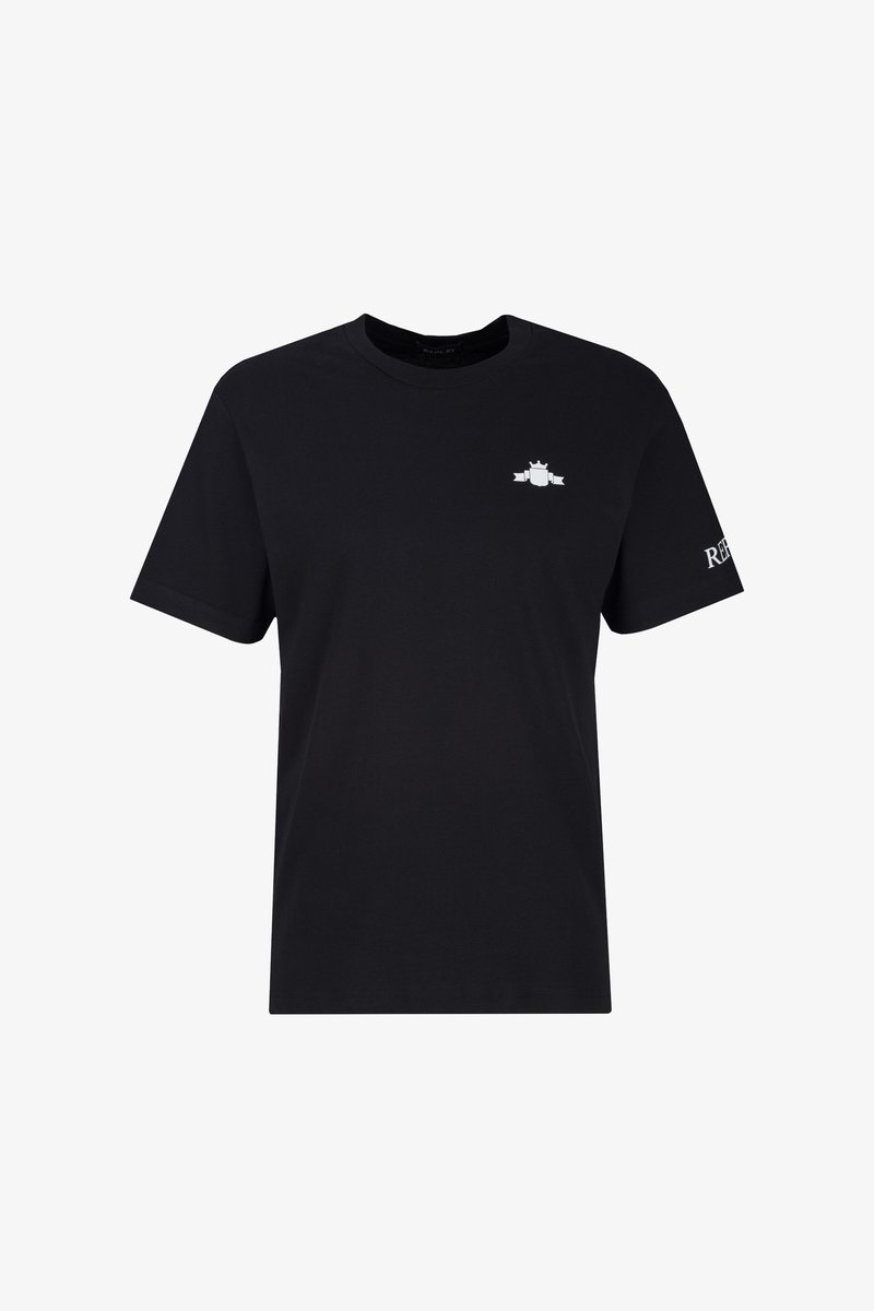 Zwarte katoenen T-shirt met korte mouwen. Bevat een wit embleem op de borst en de tekst "REPLAY" op de mouw. Klassiek ontwerp met ronde hals.