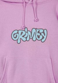 Sudadera con capucha de suave tejido rosa pastel que presenta una gran impresión en azul "GRIMEY" con contorno negro y un bolsillo frontal.