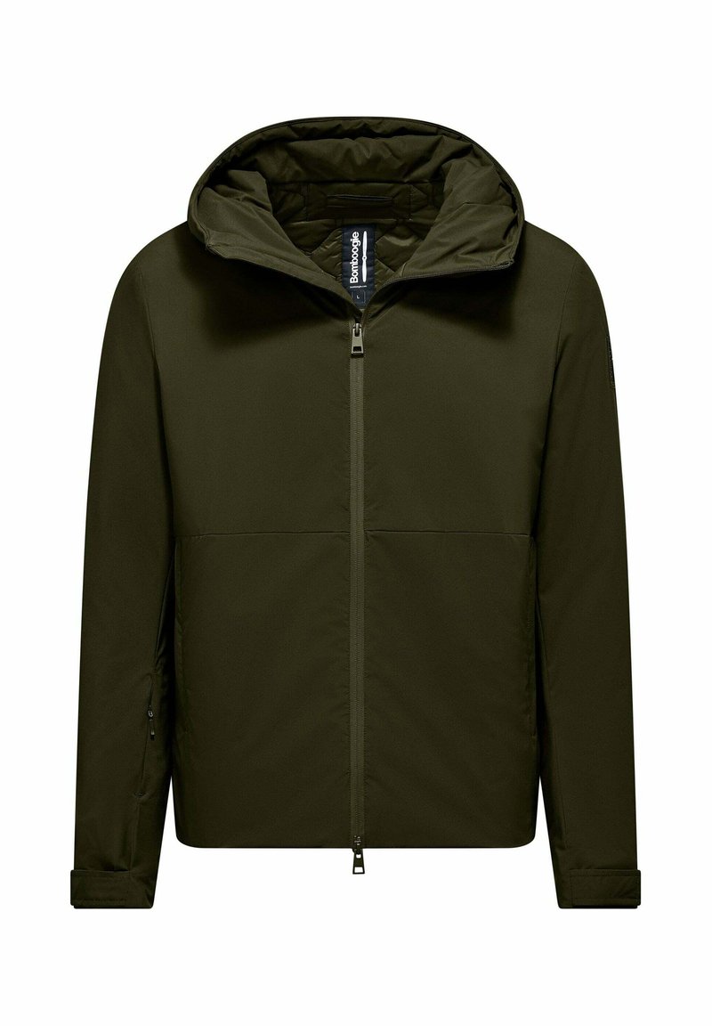 Giacca verde oliva con cappuccio, chiusura frontale con zip e tasche laterali con zip. Presenta una texture liscia e opaca con un design minimalista.