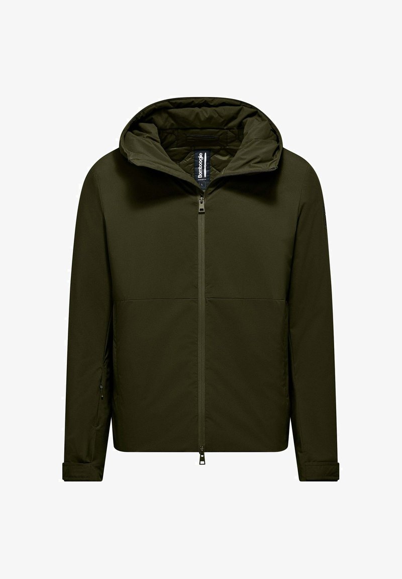 Oliwkowa kurtka z kapturem, z przodu zapinana na suwak, z bocznymi kieszeniami na suwak. Charakteryzuje się gładką, matową fakturą oraz minimalistycznym wzornictwem.