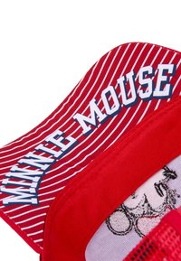 Gorra roja con rayas blancas, bordado con el texto "MINNIE MOUSE" y un gráfico de Minnie en el forro interior. Material de algodón.