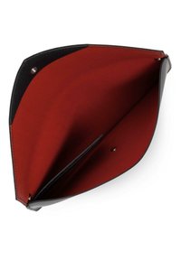Clutch in pelle nera con un interno in tessuto rosso, dotata di chiusura a scatto e di un singolo scomparto per organizzare gli essenziali.