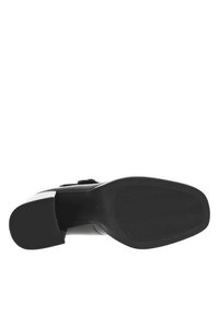 Semelle de chaussure à talon haut noire, texture en caoutchouc lisse, légère courbure, motif de grip texturé, pointe arrondie, construction solide.