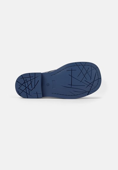 Marine rubber zool met een gestructureerd grippatroon, met lijnen en kruislingse lijnen voor grip. Vlak, afgerond te ontwerp.