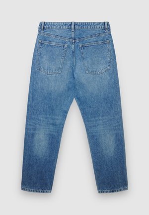 Jean en denim bleu clair avec une coupe décontractée, cinq poches et une ceinture standard. Présente une texture subtilement délavée sur l'ensemble.