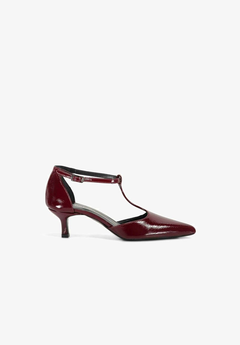Bordeaux lakleren T-strap pump met een puntige neus, lage hak en verstelbare enkelband, met een gladde textuur en een gestroomlijnd ontwerp.