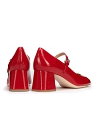 Chaussures à talons en cuir verni rouge avec un bout arrondi, une lanière de cheville et un talon large. Texture lisse avec une finition brillante.